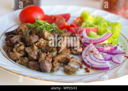 Foie foie cuit, albanais et les légumes dans la plaque Banque D'Images