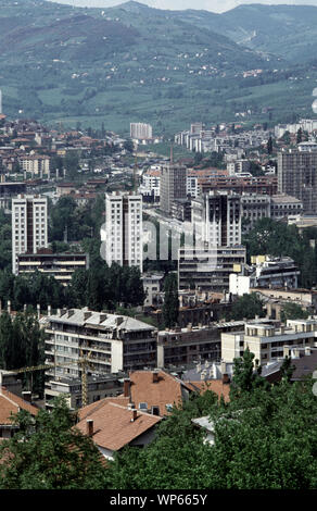 20 mai 1993 pendant le siège de Sarajevo, la ville vu de lignes serbes de Bosnie à Vraca Memorial Park sur le mont Trebevic. Banque D'Images