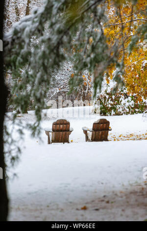 Deux chaises Adirondack vide sur une neige précoce à l'automne, Stowe, Vermont, Etats-Unis Banque D'Images