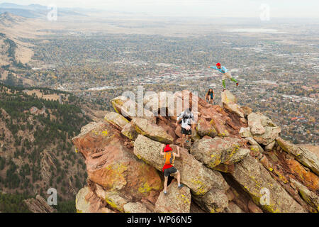 Les grimpeurs en costumes ridicules au cours de la bousculade faux sommet mondial sur l'Arete Nord Flatiron Première (5,4) au-dessus de Boulder, Colorado. Banque D'Images