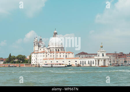 Photo horizontale avec vue sur la célèbre église Santa Maria della Salute. La photo est prise à partir d'un bateau sur la lagune de Venise. Ciel est clair avec quelques Banque D'Images