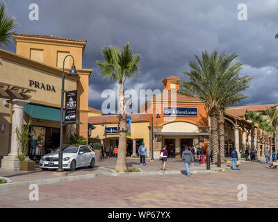 Le Desert Hills Premium Outlet Mall, le 15 novembre 2015 à Cabazon en Californie. Le Desert Hills Premium Outlet Mall est destination pour des touristes visiti Banque D'Images