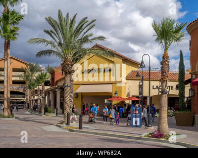 Le Desert Hills Premium Outlet Mall, le 15 novembre 2015 à Cabazon en Californie. Le Desert Hills Premium Outlet Mall est destination pour des touristes visiti Banque D'Images