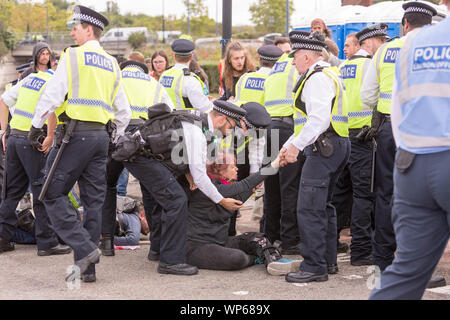 Londres, Royaume-Uni. 7 septembre 2019. Les policiers retirent les militants assis de la route devant le Excel Centre à Londres lors de la manifestation Stop the Arms Fair de septembre 2019. La manifestation, organisée dans le cadre du Festival de la résistance coordonné par Campaign Against Arms Trade (CAAT), s’opposait à la foire à l’armement de Defence & Security Equipment International (DSEI). Penelope Barritt/Alamy Live News Banque D'Images