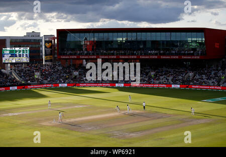 L'Angleterre à l'Australie bols Jofra Archer's Tim Paine pendant quatre jours de la quatrième épreuve à cendres Unis Old Trafford, Manchester. Banque D'Images