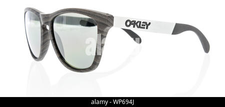 Wnneconne, WI - 4 septembre 2019 : une paire de lunettes de soleil polarisées Oakley sur une base isolée. Banque D'Images