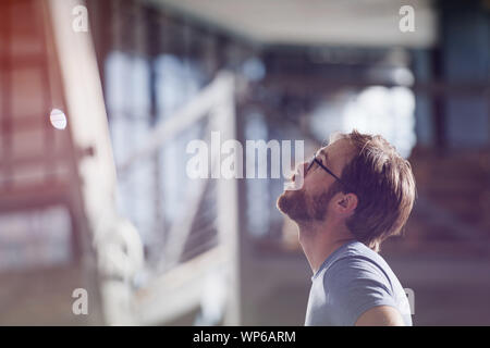 Beau jeune homme de barbus à lunettes à l'intérieur Banque D'Images