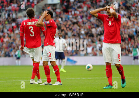 Londres, Royaume-Uni. Sep 7, 2019. Le milieu de terrain bulgare Georgi Sarmov & Ivelin Popov maintenir leurs têtes dans leurs mains en incrédulité face à une autre mort durant l'UEFA Euro 2020 match de qualification du groupe A entre l'Angleterre et la Bulgarie au stade de Wembley, Londres, le samedi 7 septembre 2019. (Crédit : Jon Bromley | MI News) usage éditorial uniquement, licence requise pour un usage commercial. Photographie peut uniquement être utilisé pour les journaux et/ou magazines des fins éditoriales Crédit : MI News & Sport /Alamy Live News Banque D'Images