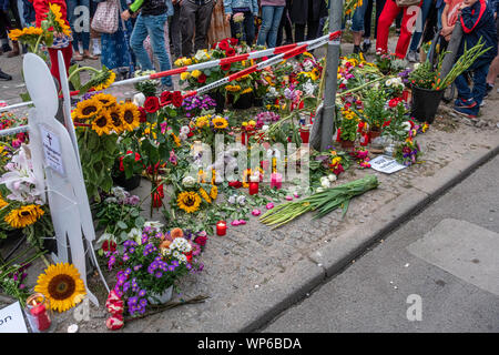 Allemagne, Berlin, CN. Invalidenstrasse & Ackerstrasse. 7 Septembre 2019.Une veille pour quatre personnes tuées dans un accident comme un porche labouré vus sur trottoir de vendredi soir. Les berlinois se sont réunis pour pleurer les morts et d'apporter des fleurs et bougies sur le site de l'accident. Il y avait aussi un appel pour les véhicules SUV à être limités dans la ville et d'une nouvelle limite de vitesse. crédit : Eden Breitz/Alamy Banque D'Images