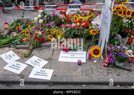 Allemagne, Berlin, CN. Invalidenstrasse & Ackerstrasse. 7 Septembre 2019.Une veille pour quatre personnes tuées dans un accident comme un porche labouré vus sur trottoir de vendredi soir. Les berlinois se sont réunis pour pleurer les morts et d'apporter des fleurs et bougies sur le site de l'accident. Il y avait aussi un appel pour les véhicules SUV à être limités dans la ville et d'une nouvelle limite de vitesse. crédit : Eden Breitz/Alamy Banque D'Images