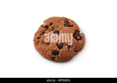 Cookies aux pépites de chocolat sur plaque blanche libre isolé sur fond blanc Banque D'Images