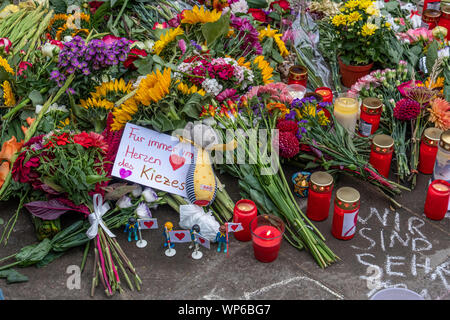 Allemagne, Berlin, CN. Invalidenstrasse & Ackerstrasse. 7 Septembre 2019.Une veille pour quatre personnes tuées dans un accident comme un porche labouré vus sur trottoir de vendredi soir. Les berlinois se sont réunis pour pleurer les morts et d'apporter des fleurs et bougies sur le site de l'accident. Il y avait aussi un appel pour les véhicules SUV à être limités dans la ville et d'une nouvelle limite de vitesse. crédit : Eden Breitz/Alamy Banque D'Images