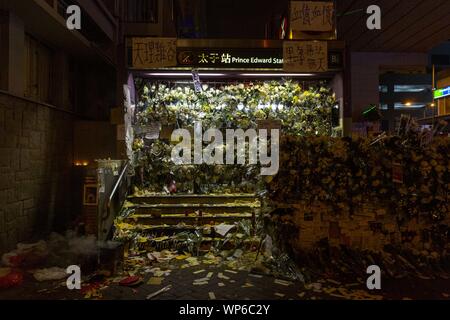 Hong Kong, Chine. Sep 7, 2019. Une des entrées de la station de métro MTR Prince Edward, couverts de fleurs et les panneaux pour commémorer une prétendue répression brutale de la police sur des manifestants présumés et les membres du public qui s'est produite à l'intérieur de la station. Credit : Adryel Talamantes/ZUMA/Alamy Fil Live News Banque D'Images