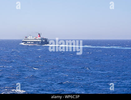 Mer Égée, Grèce - 26 juillet 2019 : Hellenic Seaways ferry nommé 'Nissos Rodos' tandis que la voile à la mer ouverte. Banque D'Images