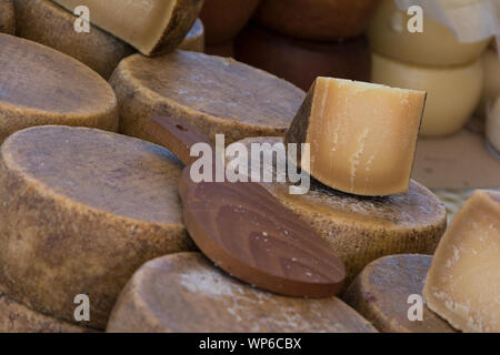 Fromage Pecorino sarde à San Pantaleo marché. Banque D'Images