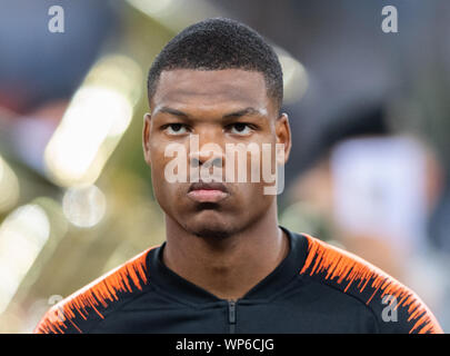 Hambourg, Allemagne. 06 Sep, 2019. Soccer : qualification Championnat d'Europe, Allemagne - Pays-Bas, Groupe, Groupe C, 5ème journée, dans le Volksparkstadion. Denzel Dumfries des Pays-Bas est sur le terrain avant le début du jeu de le faire. Crédit : Robert Michael/dpa-Zentralbild/dpa/Alamy Live News Banque D'Images
