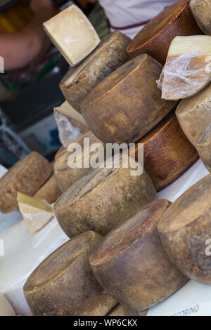 Fromage Pecorino sarde à San Pantaleo marché. Banque D'Images