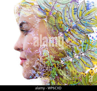 Paintography. Double Exposure of woman's profile se dissoudre dans le vert, jaune et violet de formes avec feuille comme formes Banque D'Images