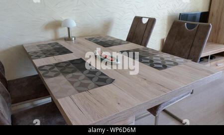 Table de salle à manger confortable avec lampe Banque D'Images