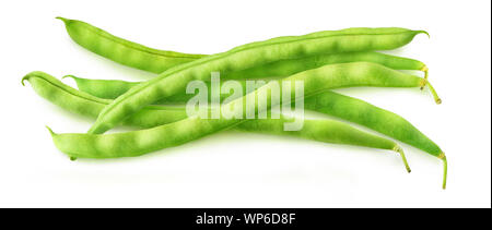 Haricots verts isolés. Petit tas de matières premières gousses de haricot vert isolé sur fond blanc, vue du dessus Banque D'Images