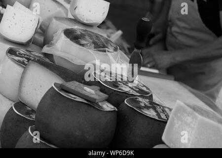 SAN PANTALEO , ITALIE - 14 août 2019 : Fromage Pecorino sarde à San Pantaleo marché. Banque D'Images