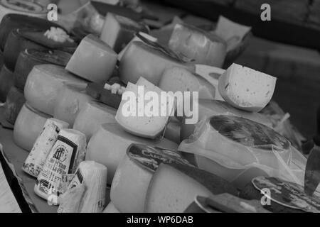 SAN PANTALEO , ITALIE - 14 août 2019 : Fromage Pecorino sarde à San Pantaleo marché. Banque D'Images