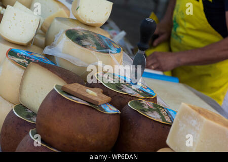 SAN PANTALEO , ITALIE - 14 août 2019 : Fromage Pecorino sarde à San Pantaleo marché. Banque D'Images