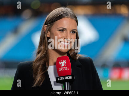 06 septembre 2019, Hambourg : Soccer : qualification Championnat d'Europe, Allemagne - Pays-Bas, Groupe, Groupe C, 5ème journée, dans le Volksparkstadion. Laura présentateur Wontorra (RTL) est debout dans le stade. Photo : Robert Michael/dpa-Zentralbild/dpa Banque D'Images