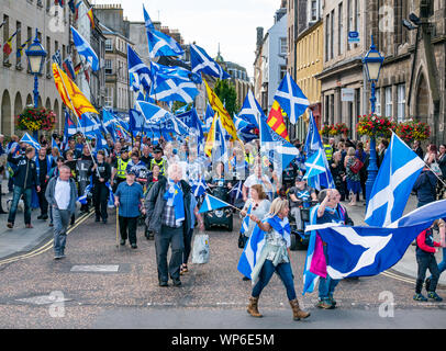 Perth, Ecosse, Royaume-Uni, 7 septembre 2019. Tous sous une même bannière marche de l'indépendance : partisans de l'indépendance de mars à Perth, dans le 7ème tous sous une même bannière (AUOB) mars de cette année. La marche sur la rue principale Banque D'Images