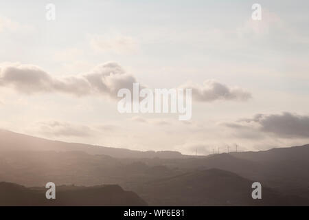 Ferme éolienne de Salao lors d'un magnifique coucher de soleil sur l'Ilha do Faial, Açores Banque D'Images