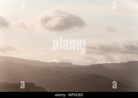 Ferme éolienne de Salao lors d'un magnifique coucher de soleil sur l'Ilha do Faial, Açores Banque D'Images