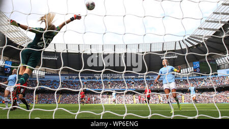 Manchester City Women's Ellie Roebuck fait une sauvegarde contre Manchester United lors de la FA Women's super match de championnat à l'Etihad Stadium, Manchester. Banque D'Images