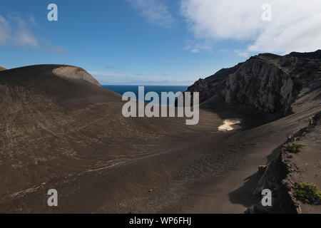 Paysage de la naissance d'un pays des Capelinhos éruption volcanique en 1957-1958 à l'île de Faial. Le Capelinhos est un volcan monogénique situé sur th Banque D'Images