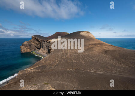 Paysage de la naissance d'un pays des Capelinhos éruption volcanique en 1957-1958 à l'île de Faial. Le Capelinhos est un volcan monogénique situé sur th Banque D'Images