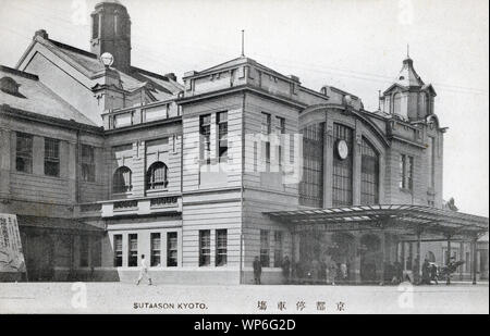 [ 1910 Japon - Kyoto Station ] - La gare de Kyoto à Kyoto. Le protocole de Kyoto a été connecté pour la première fois par chemin de fer jusqu'à Osaka et Kobe en septembre 5, 1876 (9 ère Meiji), mais la ville, Station terminal n'était pas officiellement ouvert jusqu'au 5 février 1877 (10) L'ère Meiji. L'édifice, sur cette carte postale est la deuxième gare de Kyoto, ouvert en 1914 (Taisho 3). Il a été détruit par un incendie le 18 novembre 1950 (Showa 25) et remplacé par un simple bâtiment de béton en 1952 (Showa 27). 20e siècle vintage carte postale. Banque D'Images