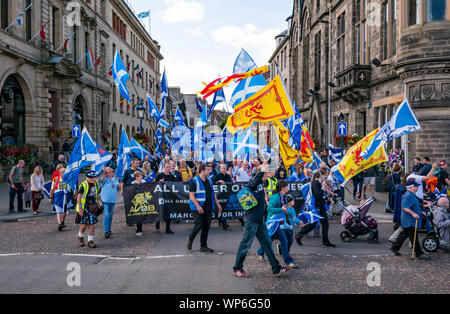 Perth, Ecosse, Royaume-Uni, 7 septembre 2019. Tous sous une même bannière marche de l'indépendance : partisans de l'indépendance de mars à Perth, dans le 7ème tous sous une même bannière (AUOB) mars de cette année. La marche sur la grande rue avec John Swinney, SNP Leader adjoint, agitant Banque D'Images