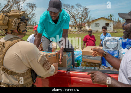 Fox Town, Abaco, Bahamas. 06 Septembre, 2019. U.S. Customs and Border Protection Agency travaille avec les fonctionnaires locaux pour décharger l'eau et des fournitures pour les survivants à la suite de l'Ouragan Dorian 6 septembre 2019 à Fox Town, Abaco, Bahamas. Dorian a frappé la petite nation insulaire comme une tempête de catégorie 5 avec des vents de 185 mph. Banque D'Images