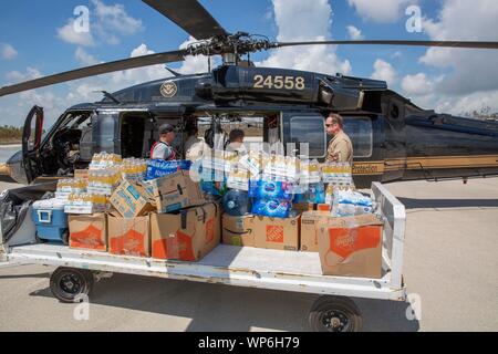 Fox Town, Abaco, Bahamas. 06 Septembre, 2019. U.S. Customs and Border Protection Agency travaille avec les fonctionnaires locaux pour décharger l'eau et des fournitures pour les survivants à la suite de l'Ouragan Dorian 6 septembre 2019 à Fox Town, Abaco, Bahamas. Dorian a frappé la petite nation insulaire comme une tempête de catégorie 5 avec des vents de 185 mph. Banque D'Images