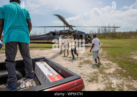 Fox Town, Abaco, Bahamas. 06 Septembre, 2019. U.S. Customs and Border Protection Agency travaille avec les fonctionnaires locaux pour décharger l'eau et des fournitures pour les survivants à la suite de l'Ouragan Dorian 6 septembre 2019 à Fox Town, Abaco, Bahamas. Dorian a frappé la petite nation insulaire comme une tempête de catégorie 5 avec des vents de 185 mph. Banque D'Images