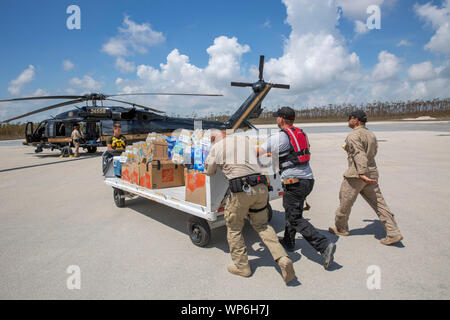 Fox Town, Abaco, Bahamas. 06 Septembre, 2019. U.S. Customs and Border Protection Agency travaille avec les fonctionnaires locaux pour décharger l'eau et des fournitures pour les survivants à la suite de l'Ouragan Dorian 6 septembre 2019 à Fox Town, Abaco, Bahamas. Dorian a frappé la petite nation insulaire comme une tempête de catégorie 5 avec des vents de 185 mph. Banque D'Images