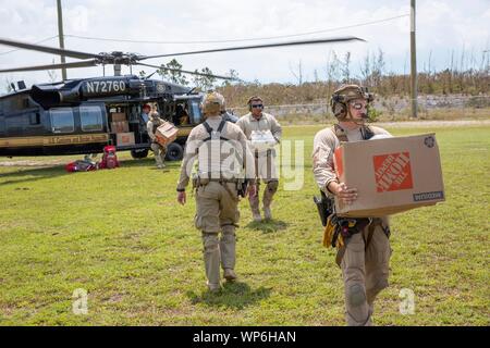 Fox Town, Abaco, Bahamas. 06 Septembre, 2019. U.S. Customs and Border Protection Agency travaille avec les fonctionnaires locaux pour décharger l'eau et des fournitures pour les survivants à la suite de l'Ouragan Dorian 6 septembre 2019 à Fox Town, Abaco, Bahamas. Dorian a frappé la petite nation insulaire comme une tempête de catégorie 5 avec des vents de 185 mph. Banque D'Images