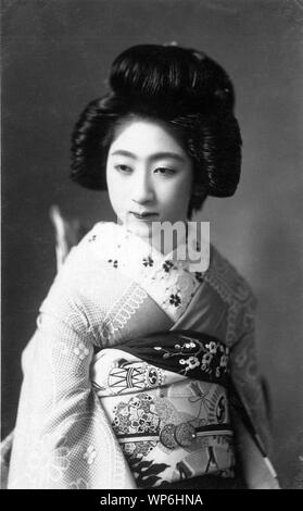 [ 1920 - Japon femme japonaise en Kimono ] - jeune japonaise en kimono traditionnel et coiffure. 20e siècle vintage carte postale. Banque D'Images