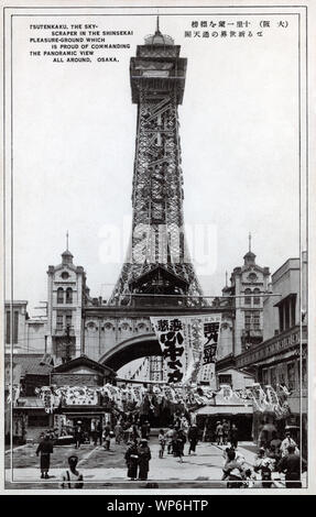 [ 1920 - Japon Tour Tsūtenkaku à Osaka ] - Tour Tsūtenkaku à Shinsekai Tennoji en Osaka,. Inspirée par la Tour Eiffel, la tour a été construite en 1912 à Shinsekai Luna Park. Il a été l'un des plus populaires attractions touristiques dans Osaka. En 1943, la tour a été démantelé, fondu et utilisé pour le matériel de guerre. La publicité peut être vue pour Lion, un fabricant, fondé en 1918, de détergent, de savon, de médicaments et d'articles de toilette gratuits. 20e siècle vintage carte postale. Banque D'Images