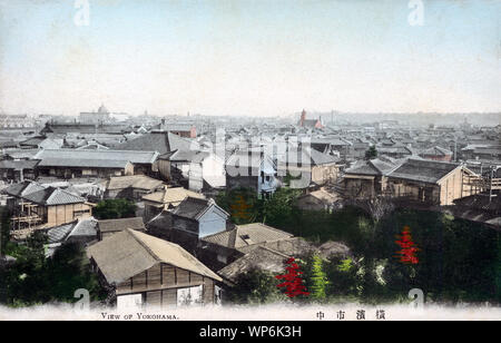 [ 1900 - Japon ] - Yokohama Vue sur vue panoramique de Yokohama à un moment donné entre 1904 et 1910. La tour dans le centre est Shiloh Church. Le bâtiment blanc à gauche est le Yokohama Shokin Bank (Banque mondiale), espèce construit en 1904. 20e siècle vintage carte postale. Banque D'Images