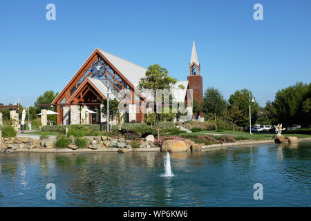 IRVINE, Californie - 7 septembre, 2019 : Chapelle de l'Église des marins et le lac, un organisme non confessionnel, Église chrétienne situé dans le centre de Orange County. Banque D'Images