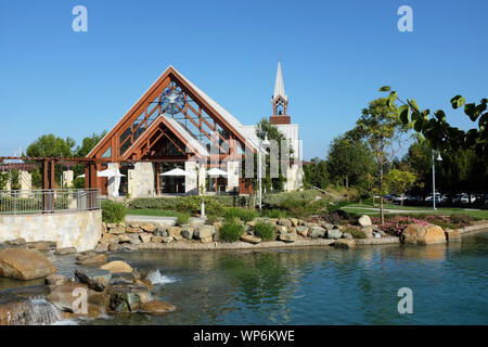 IRVINE, Californie - 7 septembre, 2019 : Chapelle de l'Église des marins et le lac, un organisme non confessionnel, Église chrétienne situé dans le centre de Orange County. Banque D'Images