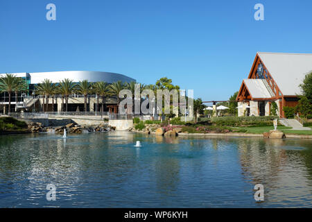 IRVINE, Californie - 7 septembre, 2019 : le lac avec le Centre d'adoration et de la chapelle des marins à l'Église, un organisme non confessionnel, l'Église chrétienne. Banque D'Images