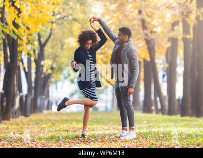 Couple in love dancing in autumn park Banque D'Images