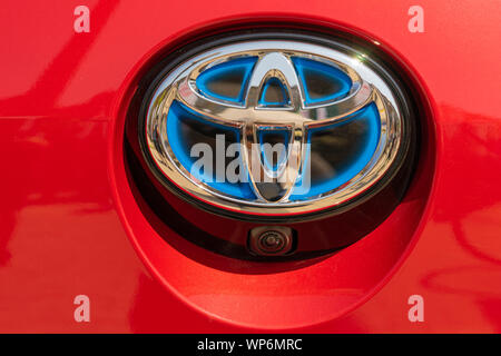 Vilnius, Lituanie 18 Août 2019 : marque spéciale logo avec fond bleu utilisé par Toyota dans des modèles hybrides. Toyota est au Japon à base de marque automobile japonaise Banque D'Images