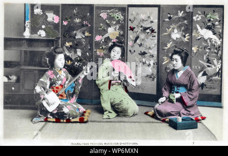 [ 1900 - Japon Japanese Women Enjoying Music ] - Une journée dans la vie d'une jeune japonaise au cours de l'ère Meiji et Taisho périodes dans le début du xxe siècle : 7. O-HANA-SAN FOURNIT LA MUSIQUE POUR KOTO-O-SAN. 20e siècle vintage carte postale. Banque D'Images